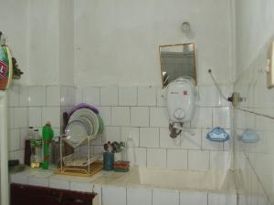 トゥルゴヴィシテにあるDaneto Apartmentの白いタイル張りのバスルーム(シンク、鏡付)