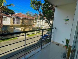 an empty balcony with a view of a street at Apartamento Laureles-estadio Luxury in Medellín
