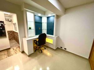 a chair sitting in a room with a window at Apartamento Laureles-estadio Luxury in Medellín