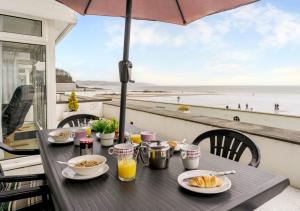 サンダースフットにある2 Strandwaysのビーチの景色を望むテーブル(食事付)