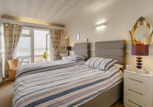 サンダースフットにある2 Strandwaysのベッドルーム1室(ベッド1台付)が備わります。