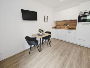 een keuken met een tafel en stoelen in een kamer bij CASA BLACK-Zentral-Outlet-Aufzug-Stylisch-Unique in Metzingen