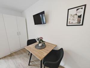 梅青根的住宿－CASA BLACK-Zentral-Outlet-Aufzug-Stylisch-Unique，一间带木桌和椅子的用餐室