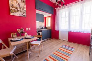 cocina con mesa y pared roja en Beauty downtown - TOP CENTER, en Sofía