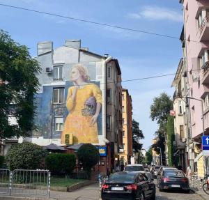 un mural de una mujer al lado de un edificio en Beauty downtown - TOP CENTER, en Sofía