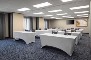 una sala de conferencias con mesas y sillas blancas en Fairfield Inn Charlotte Mooresville Lake Norman, en Mooresville