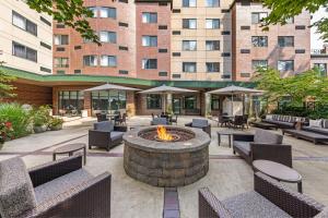 een binnenplaats met een vuurplaats voor een gebouw bij Courtyard by Marriott Boston Waltham in Waltham