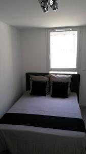 1 dormitorio con 1 cama grande y ventana en Safranier Townhouse en Antibes