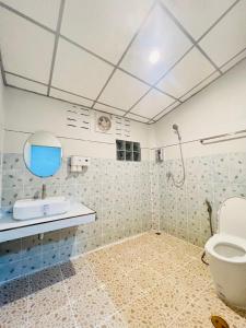 a bathroom with a toilet and a sink at Lungwang Guest House in Ban Rak Thai