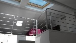 Habitación con escalera con barandilla metálica en Safranier Townhouse en Antibes