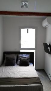 Tempat tidur dalam kamar di Safranier Townhouse