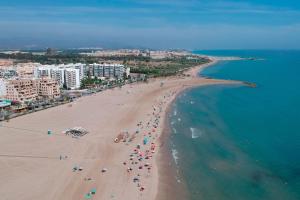 an aerial view of a beach with people on it at Apartamento Retro in Sagunto