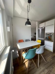 - une table à manger et des chaises dans la cuisine dans l'établissement Martin’s flat in the city centre, à Ljubljana
