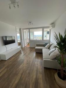 uma sala de estar com um sofá e uma televisão de ecrã plano em Martin’s flat in the city centre em Ljubljana