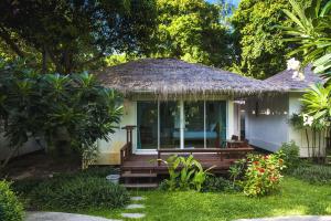 a small house with a thatch roof at Larissa Samed resort in Ko Samed