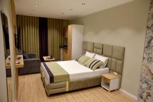 سرير أو أسرّة في غرفة في Edwin Plus Hotel