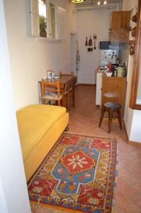 een kamer met een bed en een keuken met een tafel bij The secret garden in Florence