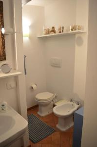 een witte badkamer met een toilet en een wastafel bij The secret garden in Florence