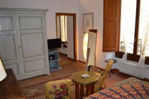 uma sala de estar com uma mesa e cadeiras e uma porta em The secret garden em Florença