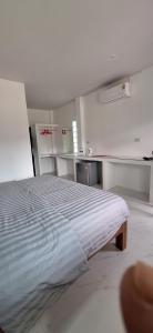 1 dormitorio blanco con 1 cama y cocina en IBIZA BEACH Resort, en Haad Yao