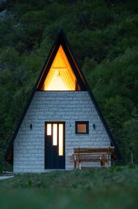 Šavnik的住宿－Natures Escape Kozarica，屋顶灯火通明的房子,有长凳