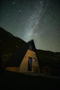 eine Hütte unter einem Sternenhimmel in der Nacht in der Unterkunft Natures Escape Kozarica in Šavnik