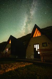 une maison avec un ciel étoilé la nuit dans l'établissement Natures Escape Kozarica, à Šavnik