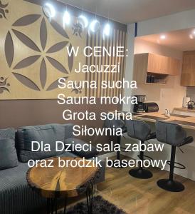un salon avec une table et un mur avec des mots dans l'établissement Zakopiańska Grań, à Zakopane