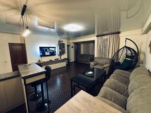 uma sala de estar com um sofá e uma mesa em Tsaghkazdor luxury apartment em Tsaghkadzor