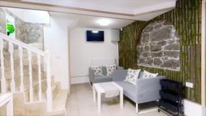 salon z kanapą i stołem w obiekcie Vila Maresal w mieście Buşteni