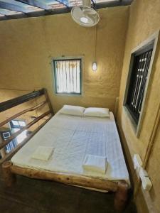 1 dormitorio con 1 cama grande en una habitación en The Loft by the Lake en Kurunegala