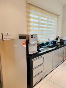 - une cuisine avec un évier et un comptoir dans l'établissement Inn Homestay 1st Floor Unit, à Teluk Intan