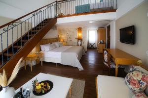 Habitación de hotel con cama y escalera en Cocos The Club Solto, en Alacati