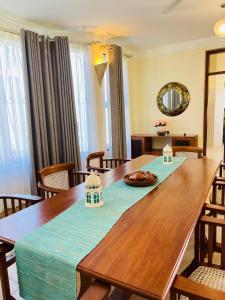 una gran mesa de madera con un mantel azul. en Villa Macheo en Mombasa