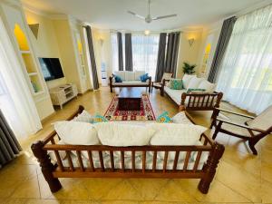 - un salon avec un canapé et une table dans l'établissement Villa Macheo, à Mombasa