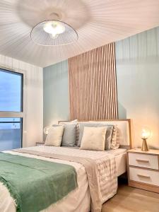 - une chambre avec un grand lit et un plafond dans l'établissement Perle insulaire, à Saint-Denis