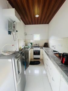 Virtuvė arba virtuvėlė apgyvendinimo įstaigoje 49 White Cottage Ella