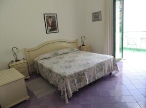 - une chambre avec un lit, 2 tables de nuit et une fenêtre dans l'établissement La Tavolozza Residence, à Positano