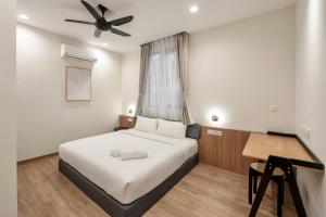 1 dormitorio con 1 cama y ventilador de techo en Codrington House - Boutique Apartments en George Town