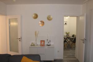 uma sala de estar com um sofá e uma mesa em Ruhiges & schickes 4 Zi-Apartment em Heilbronn