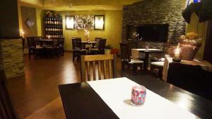 デヴィンにあるХотел Стиляна/Hotel Stilyanaのテーブルとテーブルと椅子が備わるレストランを併設しています。
