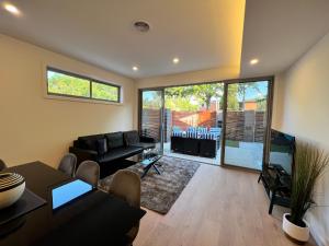 sala de estar con sofá y mesa en Stunning Dickson Luxe 3BR 2Bath Double Garage WiFi Brand New Home en Canberra