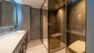 Bilik mandi di Sharp & Flat Hotel