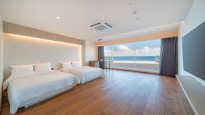 Katil atau katil-katil dalam bilik di Sharp & Flat Hotel