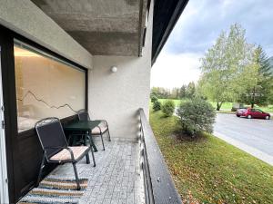d'un balcon avec une table, des chaises et une rue. dans l'établissement Apartma Prisojnik Kranjska Gora, à Kranjska Gora