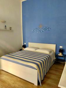 Postel nebo postele na pokoji v ubytování Nenetta Rooms & Suites Monopoli