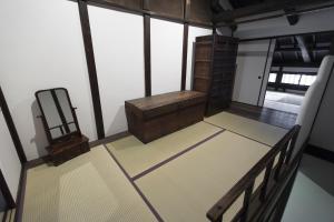 una habitación vacía con espejo y silla en Shirafuji-an, en Kioto