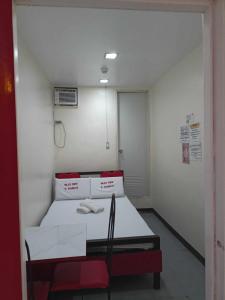 um quarto de hospital com uma cama e uma cadeira em WJV INN RAMOS em Cebu