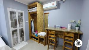 a room with a vanity and a desk in a room at RIVERVIEW HOMESTAY PERLIS in Kangar