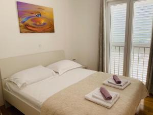 a bedroom with a bed with two towels on it at La Mer 1 in Bol